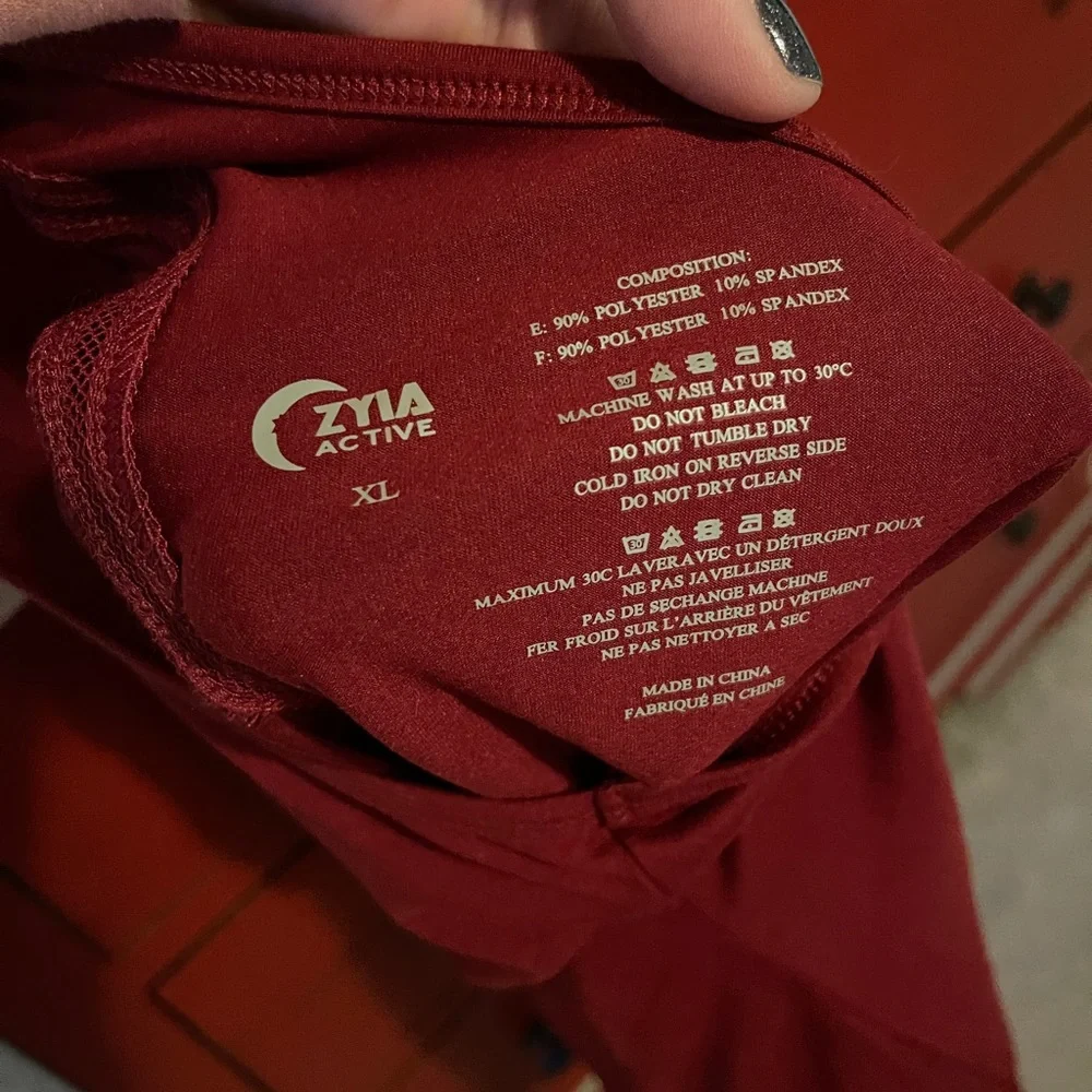 Nearly new Zyia Cranberry Effortless Tank XL - Picture 4 of 5